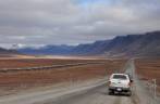 dirigindo em plena tundra, na Dalton Highway, no norte do Alaska
